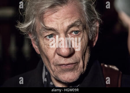 Sir Ian McKellen, britischer Theater- und Schauspieler tritt Belarus jetzt Protest außerhalb der belarussischen Botschaft in London, UK Stockfoto