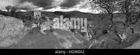 Sommer Blick durch Cave Dale mit Peveril Burgruine Castleton Dorf, Hope Valley, Peak District National Park, Der Stockfoto