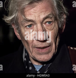 Sir Ian McKellen, britischer Theater- und Schauspieler tritt Belarus jetzt Protest außerhalb der belarussischen Botschaft in London, UK Stockfoto