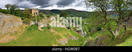 Sommer Blick durch Cave Dale mit Peveril Burgruine Castleton Dorf, Hope Valley, Peak District National Park, Derbyshire, England, UK Stockfoto