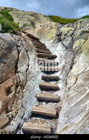 Schritte auf der Tour du Mont Blanc Wanderweg, über Chamonix, Frankreich. Stockfoto