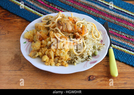 Teller mit Reis, Kartoffeln, Nudeln und Huhn, typisch peruanischen Sierra Mittag- und Abendessen Mahlzeit Stockfoto