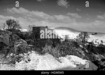 Sommer Blick durch Cave Dale mit Peveril Burgruine Castleton Dorf, Hope Valley, Peak District National Park, Der Stockfoto