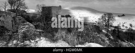 Sommer Blick durch Cave Dale mit Peveril Burgruine Castleton Dorf, Hope Valley, Peak District National Park, Der Stockfoto