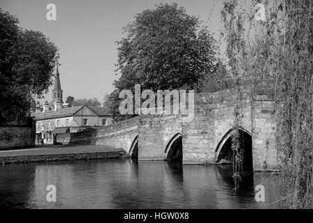 Stone Straßenbrücke über den Fluss Wye, Bakewell Stadt, Peak District National Park, Derbyshire, England, UK. Stockfoto