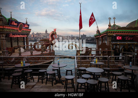 Knallige Balik Ekmek (Fisch in Brot) Boote erwarten Kunden bei Eminonu, Istanbul. Stockfoto