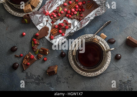 Schokolade mit Beeren und Pistazien, Ansicht von oben Stockfoto