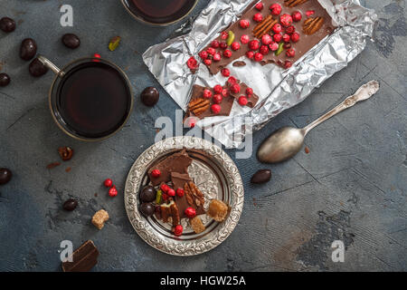 Schokolade mit Beeren und Pistazien, Ansicht von oben Stockfoto