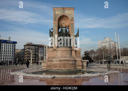 Das Republik-Denkmal am Taksim-Platz, Istanbul, der die Gründung der türkischen Republik im Jahr 1923 erinnert. Stockfoto