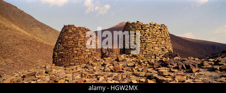 Alte handgemachte Stein Grabhügel und Gräber auf einem einsamen Bergrücken. Stockfoto