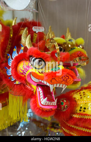 Ein Spielzeug-Drache auf Verkauf in Chinatown, London, England, Vereinigtes Königreich Stockfoto