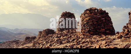 Alte handgemachte Stein Grabhügel und Gräber auf einem einsamen Bergrücken. Stockfoto