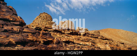 Alte handgemachte Stein Grabhügel und Gräber auf einem einsamen Bergrücken. Stockfoto