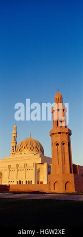 Eine reich verzierte steinerne Minarette thront über der Kuppel der Gebetssaal der großen Moschee bei Sonnenuntergang. Stockfoto