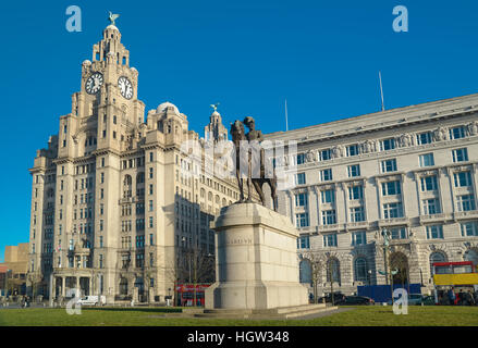 Edward VII Statue, Liverpool Waterfront am Albert Dock an klaren sonnigen Tag. Stockfoto