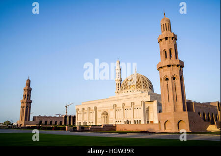 Eine reich verzierte steinerne Minarette thront über der Kuppel der Gebetssaal der großen Moschee bei Sonnenuntergang. Stockfoto