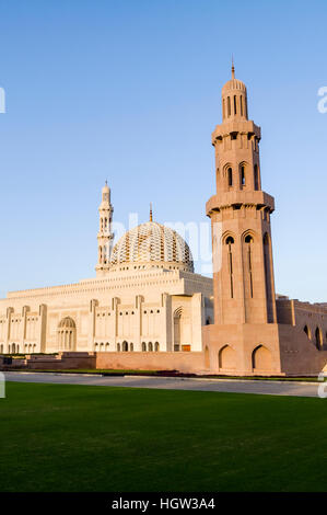 Eine reich verzierte steinerne Minarette thront über der Kuppel der Gebetssaal der großen Moschee bei Sonnenuntergang. Stockfoto