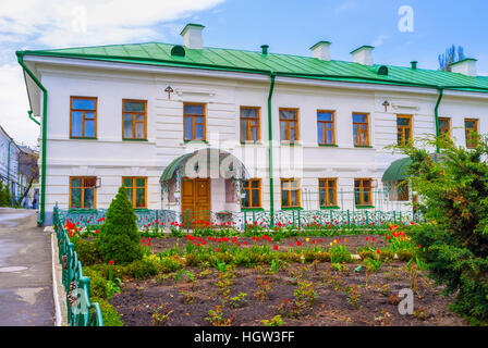 Kiew, UKRAINE - 21. April 2014: Die Mönchszellen im Frolovsky Kloster befindet sich neben dem perfekt angelegten Garten mit verschiedenen Blumen, planen Stockfoto