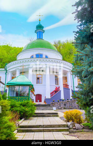 Kiew, UKRAINE - 21. April 2014: Die Kirche der Auferstehung Christi Frolovsky Kloster liegt auf einem kleinen Hügel, umgeben von malerischen gard Stockfoto