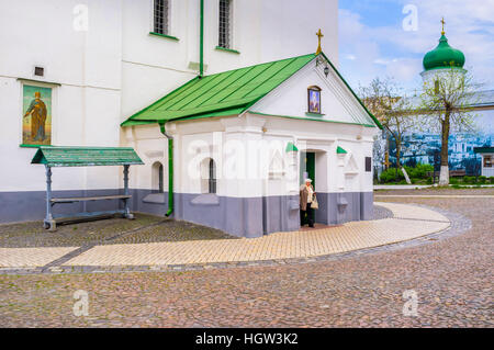 Kiew, UKRAINE - 21. April 2014: Der Haupteingang der Kirche der Himmelfahrt des Klosters Frolovsky, am 21. April in Kiew. Stockfoto