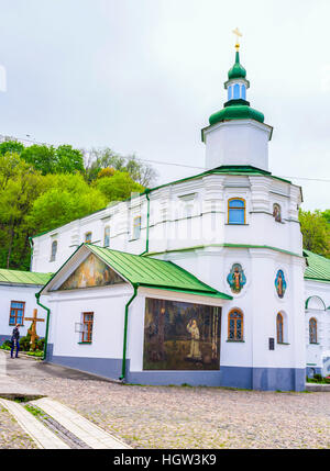 Kiew, UKRAINE - 21. April 2014: Two-storied Refektorium orthodoxe Kirche St. Nikolaus mit einem großen Bild an der Wand des Heiligen Seraphim von Sarow in Fro Stockfoto