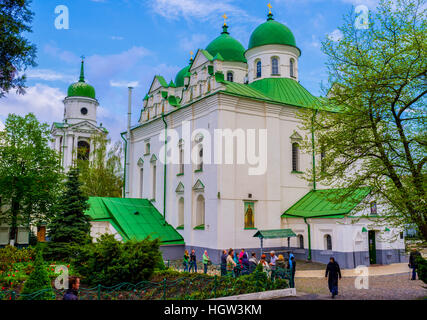 Kiew, UKRAINE - 21. April 2014: Die Kirche der Himmelfahrt des Frolovsky Klosters ist eines der am meisten verehrten in Kiew, das ist, warum gibt es immer wieder Menschen Stockfoto