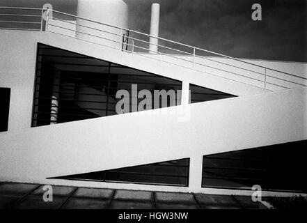 AJAXNETPHOTO. 1998. POISSY-SUR-SEINE, FRANKREICH. -UNESCO-WELTKULTURERBE - DETAIL DER SÜDLICHEN FASSADE VON DER MODERNISTISCHEN VILLA SAVOYE VON LE CORBUSIER UND PIERRE JEANNERET, ENTWORFEN, GEBAUT ZWISCHEN 1928 UND 1931.  FOTO: JONATHAN EASTLAND/AJAX REF: 98 2 Stockfoto