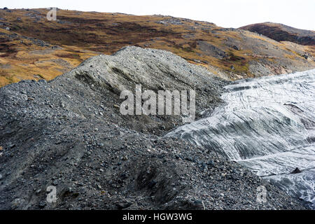 Ein Schutthaufen Rock, Sedimenten und Schlamm von der Vorderkante eines Gletschers abgelagert. Stockfoto