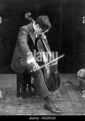 CHARLES CHAPLIN (1889-1977) Englisch film Schauspieler und Produzent Cellospiel im Jahre 1915 Stockfoto