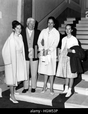 CHARLES CHAPLIN mit Frau Oona und Töchter Josephine auf der linken Seite und Victoria in Mailand über 1975 Stockfoto