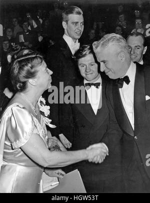 ELEANOR ROOSEVELT schütteln Hände mit Charles Chaplin anlässlich eines Empfangs in der Constitution Hall, Washington, im Januar 1940 anlässlich ihres Mannes Franklins Wiederwahl für eine dritte Amtszeit. Mickey Rooney steht zwischen ihnen und hinter ihm ist Franklin Roosevelt Jr. Stockfoto