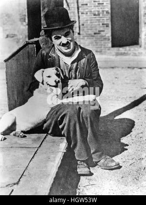 CHARLES CHAPLIN (1889-1977) Englisch film Schauspieler und Produzent auf dem Set von seinem 1915 Film A Hund Leben Stockfoto