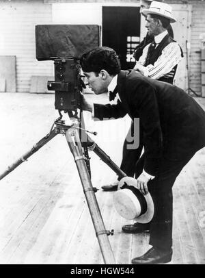 Englischer Komiker CHARLIE CHAPLIN (1889-1977) über 1918 mit am richtigen Regisseur DWGriffith Stockfoto