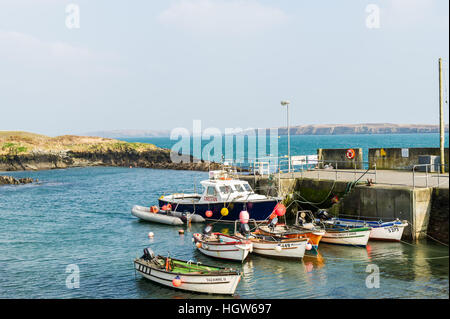 Festgemachte Boote am Colla Pier, Schull, West Cork, Irland. Stockfoto