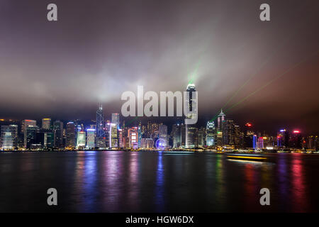 HongKong - 17. April 2016 Symphony of Lights - Licht- und Tontechnik in HongKong anzeigen Stockfoto