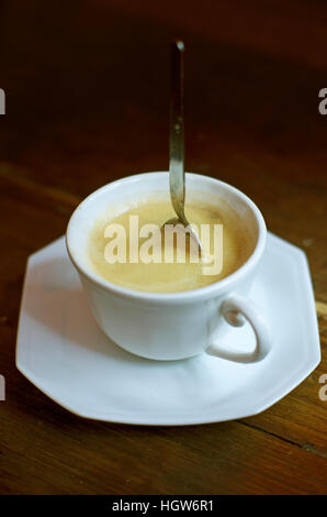 Sehr starke Tasse Kaffee mit Löffel drin stehen Stockfoto