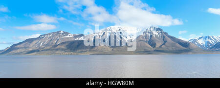 Isfjorden und schneebedeckte Berge, Longyearbyen, Svalbard-Archipel, Norwegen, Spitzbergen Insel Stockfoto