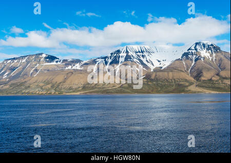 Isfjorden und schneebedeckte Berge, Longyearbyen, Svalbard-Archipel, Norwegen, Spitzbergen Insel Stockfoto