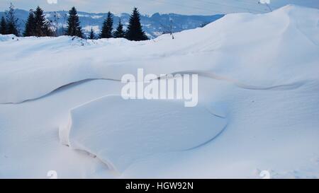 WINTER: Schönheit Schnee Linien am Hang Stockfoto