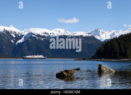 Alaska Marine Highway ferry in Southeast Alaska in den Lynn Canal an einem sonnigen Sommertag Battery Point vorbei. Stockfoto