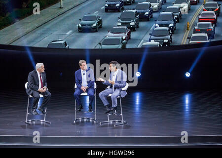 Detroit, Michigan - Ford Motor Co. CEO Mark Fields (rechts) und Executive Chairman Bill Ford (Mitte) Gespräch mit Walter Isaacson, Präsident der Aspen Stockfoto