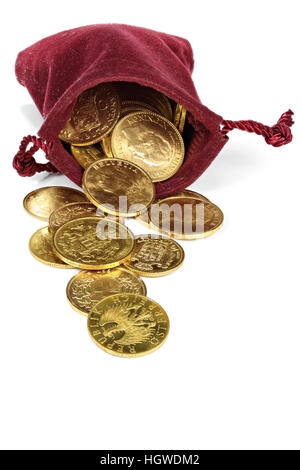 verschiedene europäische gold Umlaufmünzen aus dem 19./20. Jahrhundert in der samt Handtasche isoliert auf weißem Hintergrund Stockfoto