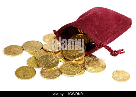 verschiedene europäische gold Umlaufmünzen aus dem 19./20. Jahrhundert in der samt Handtasche isoliert auf weißem Hintergrund Stockfoto