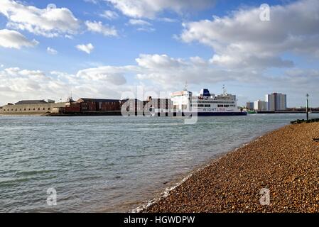 Isle Of Wight Autofähre verlässt Portsmouth Harbour UK Stockfoto