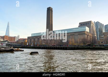 Außenseite der Tate Modern Art Gallery aus dem Fluss Themse London UK Stockfoto