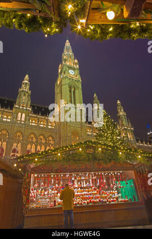Wien, Österreich - 19. Dezember 2014: Rathaus oder Rathaus und Weihnachten Markt auf dem Rathausplatz Platz. Stockfoto