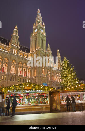 Wien, Österreich - 19. Dezember 2014: Rathaus oder Rathaus und Weihnachten Markt auf dem Rathausplatz Platz. Stockfoto