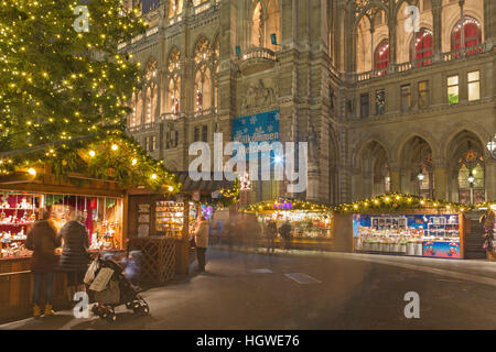 Wien, Österreich - 19. Dezember 2014: Rathaus oder Rathaus und Weihnachten Markt auf dem Rathausplatz Platz. Stockfoto