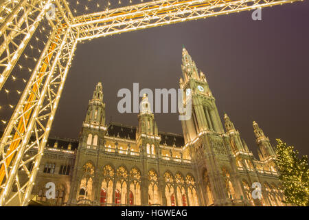 Wien, Österreich - 19. Dezember 2014: Rathaus oder Rathaus und Weihnachten Markt auf dem Rathausplatz Platz. Stockfoto
