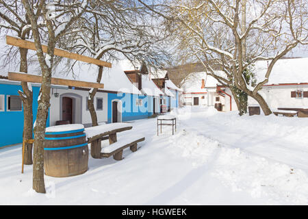 Sebechleby - die Siedlung der alten Weinkeller aus der mittleren Slowakei (Stara Hora) im Winter beherbergt. Stockfoto